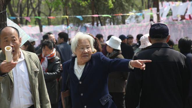 开云体育下载管理-63岁大妈：给我儿子100万买房，就做你老伴，大爷：你还18岁吗？